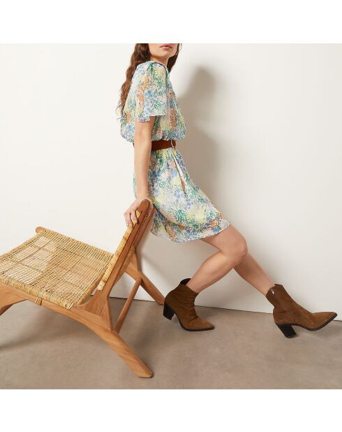 Pato bedrucktes Kleid auf weißem Hintergrund