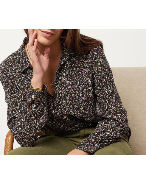 Bovila shirt gedrukt op een zwarte achtergrond