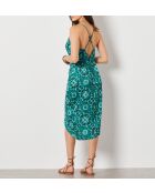 Lenah-jurk gedrukt op een groene achtergrond