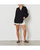 Una camisa negra de manga corta