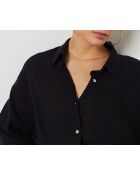 Una camisa negra de manga corta