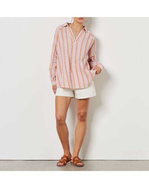 Figurgraue Bluse mit pinkem Hintergrunddruck