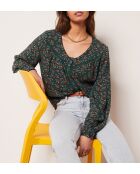 Julie shirt gedrukt op een groene achtergrond