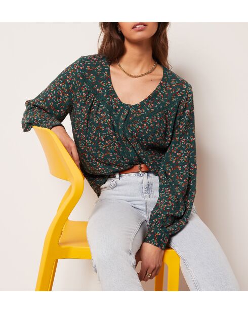 Julie shirt gedrukt op een groene achtergrond