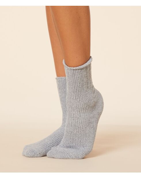 Nuovi calzini grigi in ciniglia