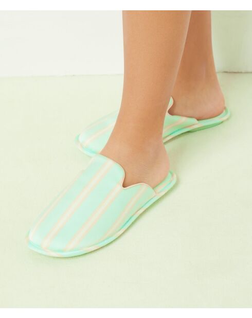 Mulas Thayna impresas sobre fondos verdes