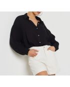 Una camisa negra de manga corta