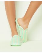 Thayna Pantoletten gedruckt auf grünem Hintergrund