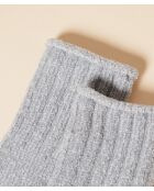 Nuovi calzini grigi in ciniglia