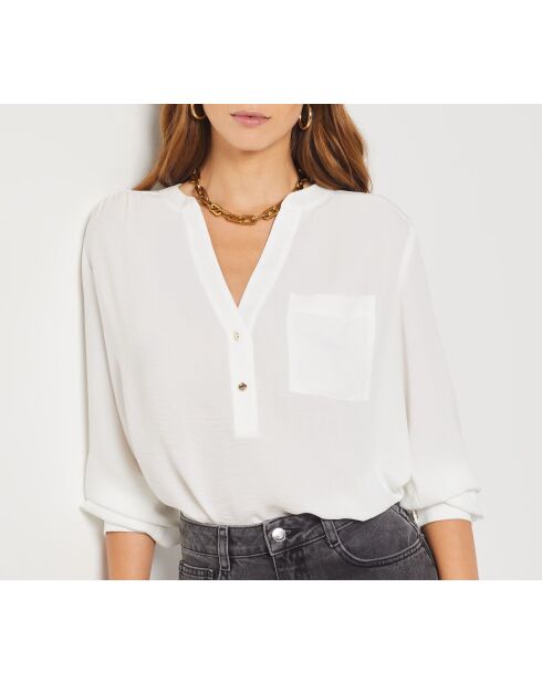 Een witte blouse van Maya