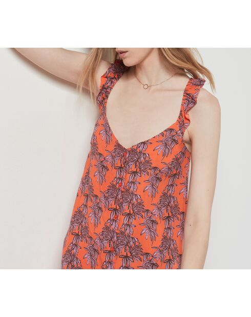 Fafacita-Kleid mit Backsteinhintergrund