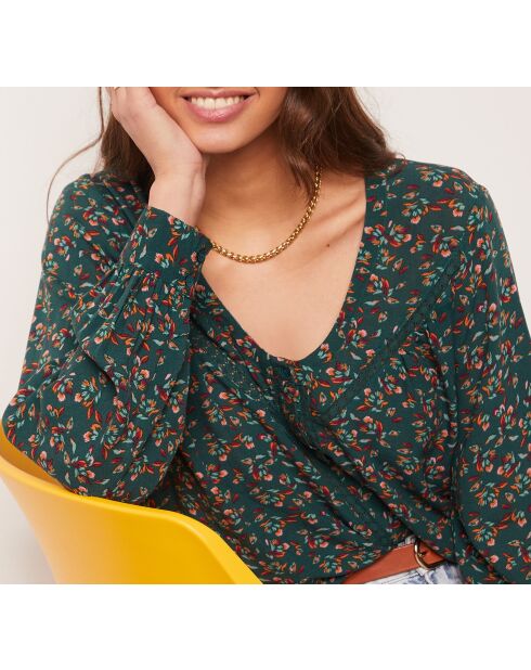 Julie shirt gedrukt op een groene achtergrond