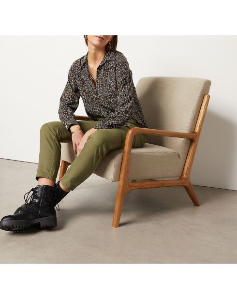 Bovila shirt gedrukt op een zwarte achtergrond