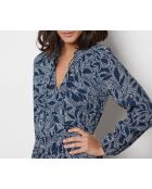 Ein langes Kleid mit Aleka-Print in Marineblau