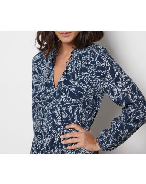 Ein langes Kleid mit Aleka-Print in Marineblau