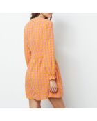 Hero-jurk gedrukt op roze achtergrond