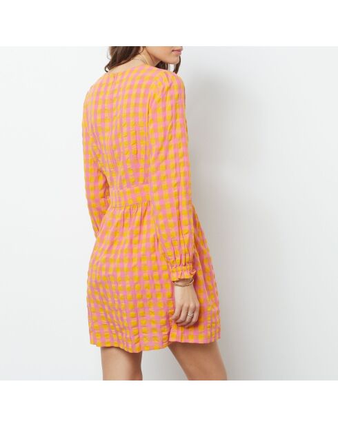 Hero-jurk gedrukt op roze achtergrond