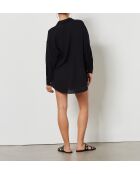 Una camisa negra de manga corta