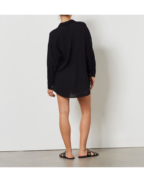 Een zwart overhemd in kleur