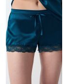 Milchige Shorts, gedruckt auf grünem Hintergrund