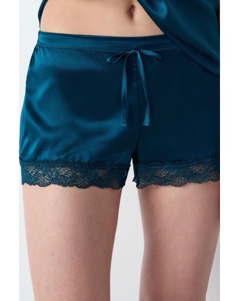 Milchige Shorts, gedruckt auf grünem Hintergrund