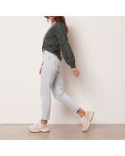 Julie shirt gedrukt op een groene achtergrond