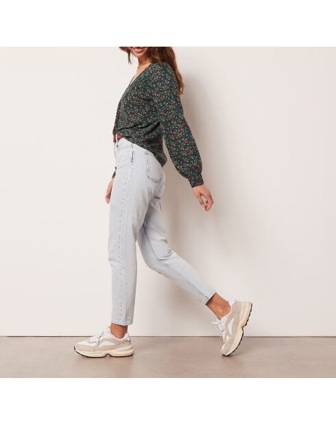 Julie shirt gedrukt op een groene achtergrond