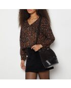 Blouse van Noellie gedrukt op een bruine achtergrond