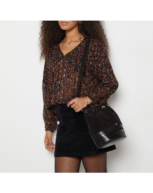 Noellie Bluse gedruckt auf braunem Hintergrund