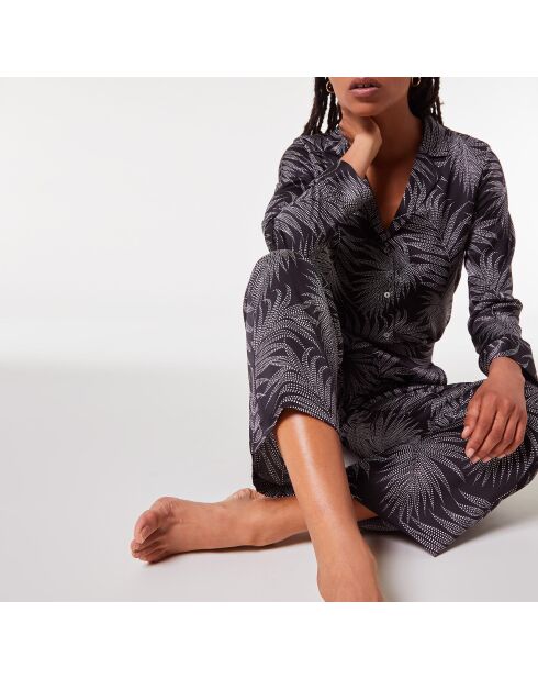 Nailea-broek gedrukt op een zwarte achtergrond