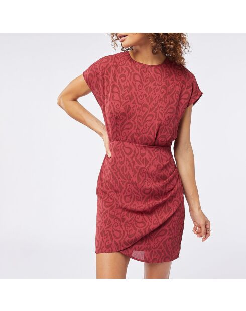 Romania jurk met opdruk op de achtergrond van baksteen