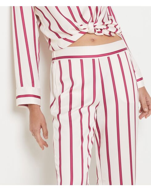 Monic-broek gedrukt op witte achtergrond