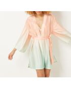 Tiara-Nachthemd mit rosafarbenem Hintergrund