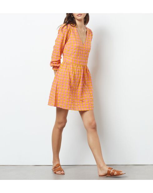 Hero-jurk gedrukt op roze achtergrond