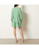 Cara-Kleid gedruckt auf grünem Hintergrund