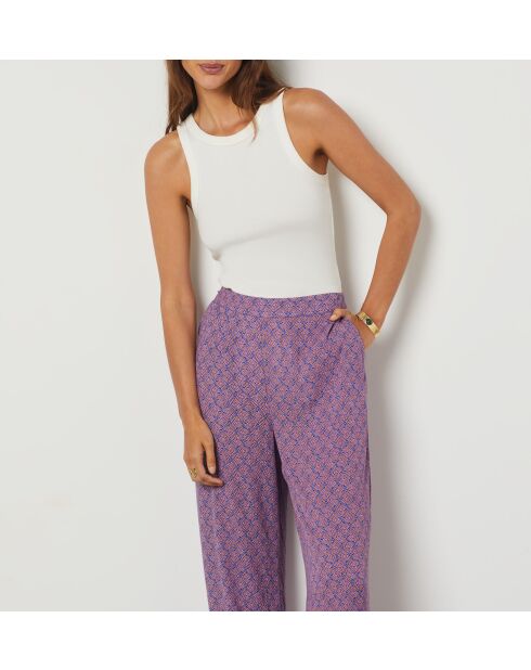 Lambert-Hose gedruckt auf blauem Hintergrund