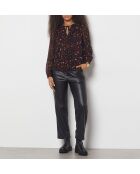 Nina Bluse gedruckt auf braunem Hintergrund