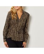 Una blusa estampada de pepa sobre fondo negro