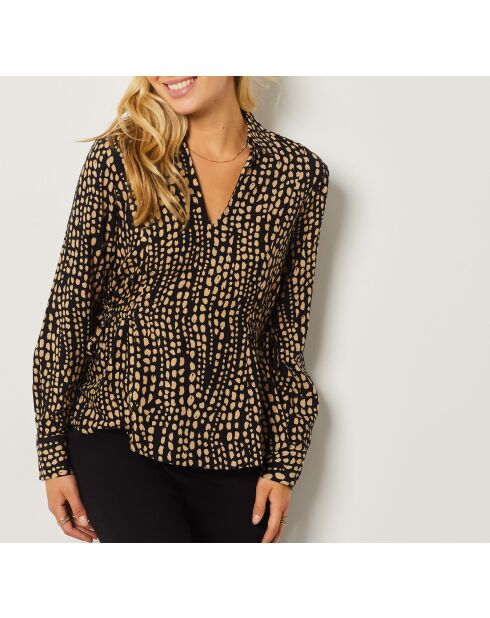 Een blouse met pepa-print op een zwarte achtergrond