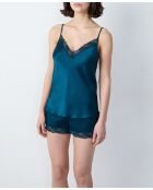 Melkachtig hemdje gedrukt op een groene achtergrond