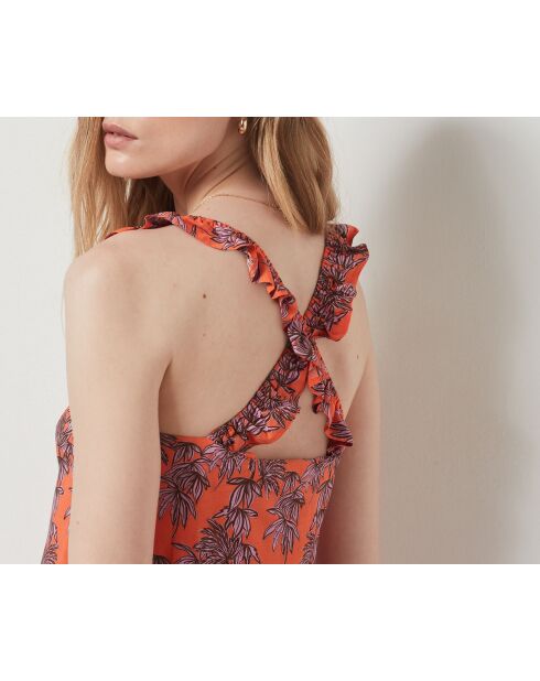 Fafacita-Kleid mit Backsteinhintergrund