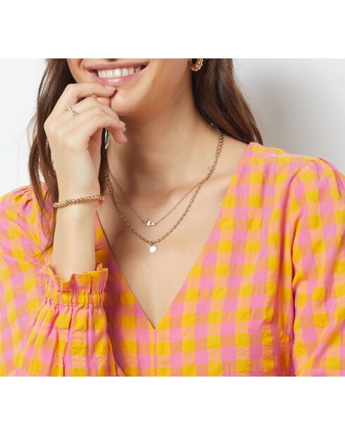 Hero-jurk gedrukt op roze achtergrond