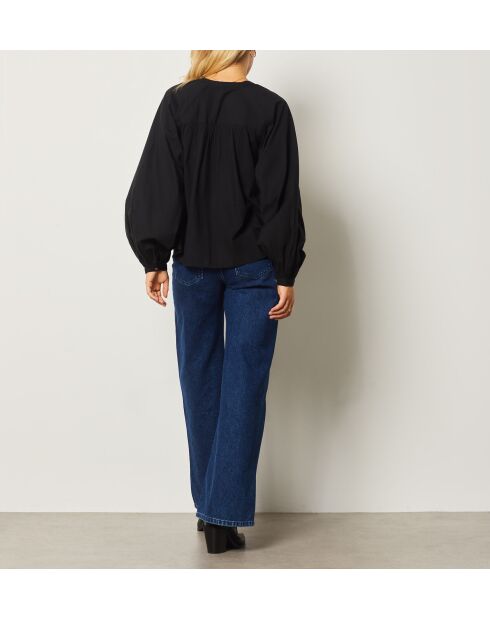 Een zwarte blouse van Confiance