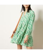 Cara-Kleid gedruckt auf grünem Hintergrund