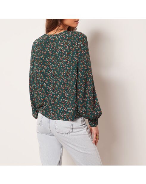 Julie shirt gedrukt op een groene achtergrond