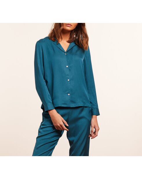 Beky shirt gedrukt op een groene achtergrond