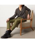 Bovila shirt gedrukt op een zwarte achtergrond