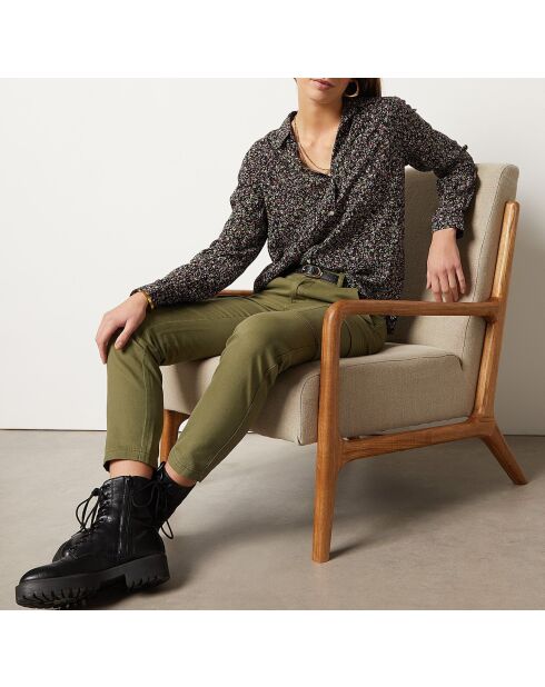 Bovila shirt gedrukt op een zwarte achtergrond