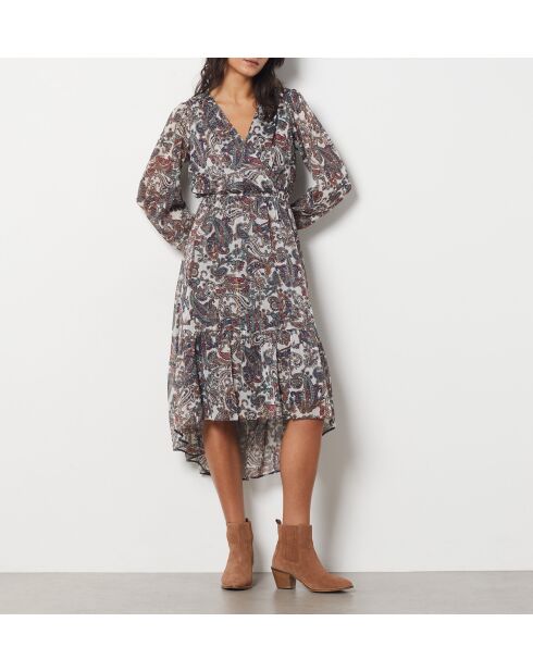 Een malone jurk gedrukt op een witte achtergrond