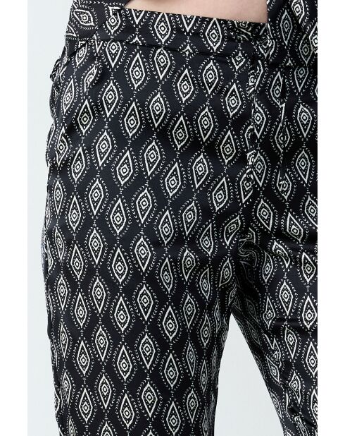 Nex broek gedrukt op zwarte achtergrond